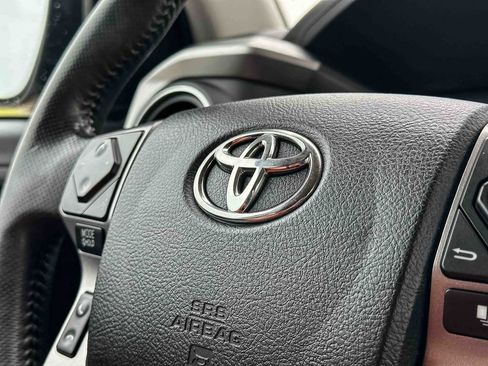 Used 2017 Toyota Tacoma SR5 AWD/4WD image 29