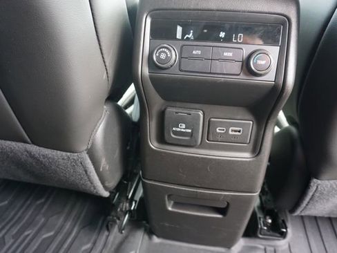 Used 2023 GMC Acadia SLT image 26