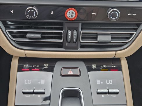 Certified 2025 Porsche Macan image 19