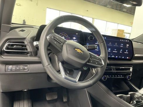 Used 2025 Chevrolet Traverse LT image 14