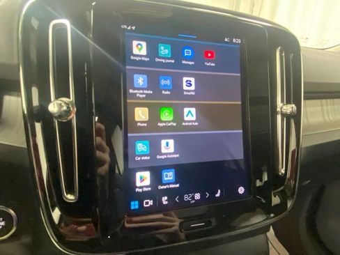 Used 2025 Volvo XC40 B5 Core image 23