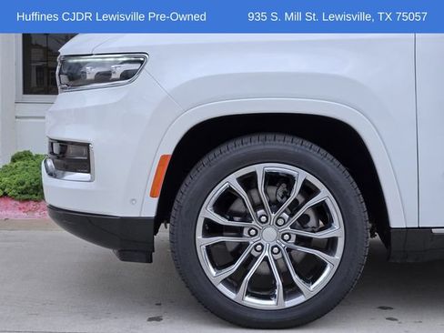 Used 2023 Jeep Grand Wagoneer L Series II w/ Premium Group II AWD/4WD image 9