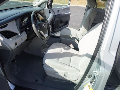 Used 2020 Toyota Sienna L image 26