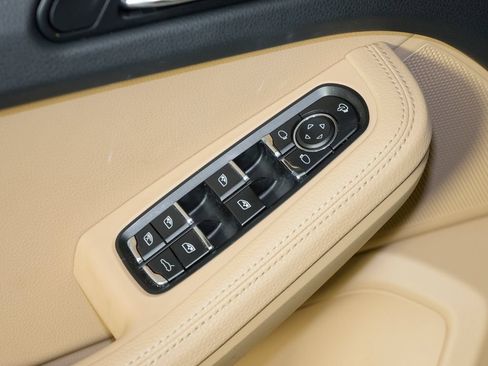 Certified 2025 Porsche Macan w/ Premium Package Plus AWD/4WD image 18