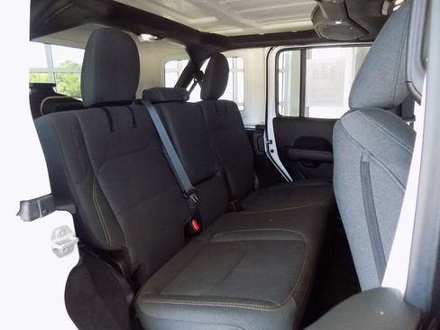 Certified 2025 Jeep Wrangler Unlimited Sahara w/ Safety Group AWD/4WD image 15