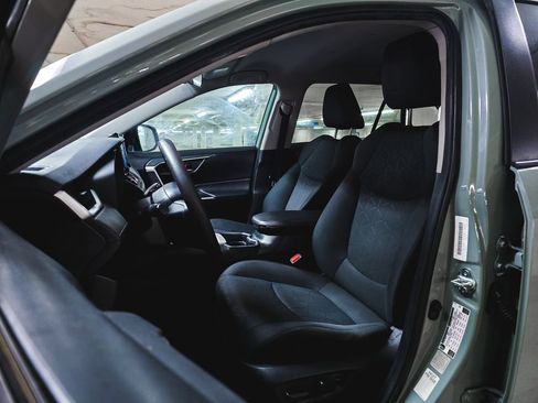 Used 2021 Toyota RAV4 XLE FWD image 18