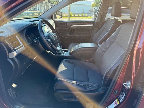 Used 2015 Toyota Highlander LE image 8