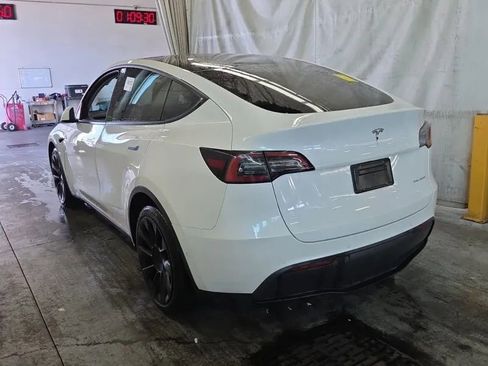 Used 2022 Tesla Model Y Long Range AWD/4WD image 2