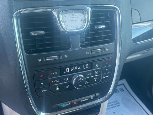 Used 2016 Chrysler Town & Country Touring w/ Driver Convenience Group image 16