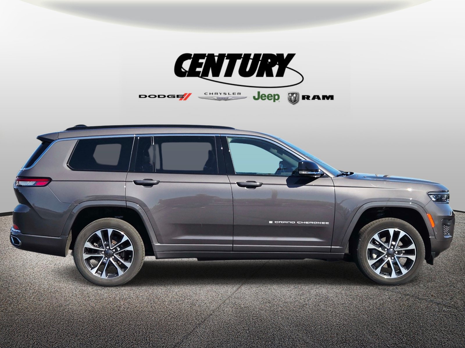 Used 2025 Jeep Grand Cherokee L Overland w/ Advanced Protech Group III AWD/4WD image 2