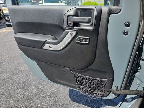 Used 2015 Jeep Wrangler Unlimited Sahara w/ Connectivity Group image 27