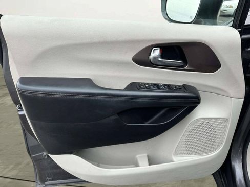 Used 2019 Chrysler Pacifica Touring-L FWD image 10