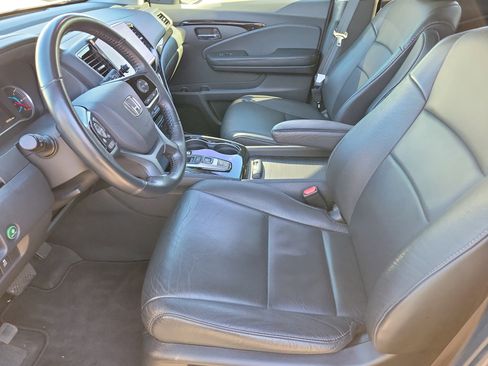 Used 2020 Honda Pilot Touring image 3