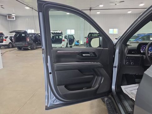 Used 2025 Chevrolet Suburban Z71 AWD/4WD image 24