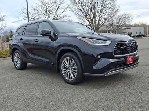 Used 2024 Toyota Highlander Platinum image 4