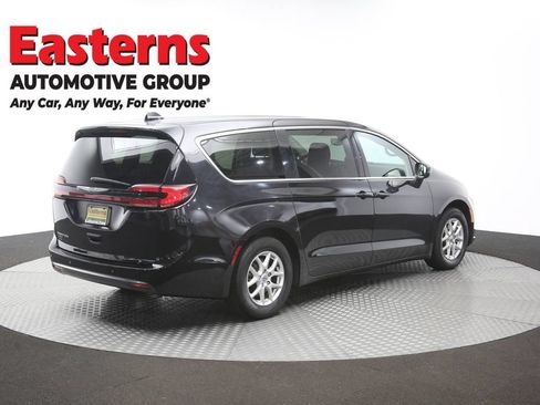 Used 2023 Chrysler Pacifica Touring-L FWD image 43