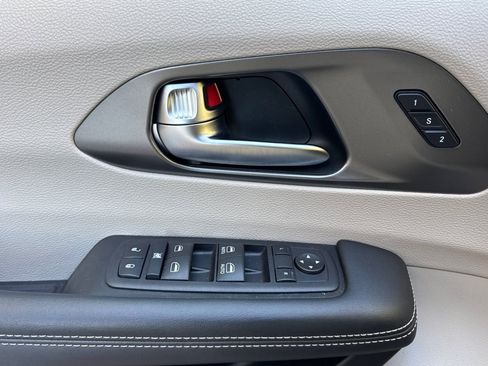 Used 2023 Chrysler Pacifica Touring-L FWD image 11