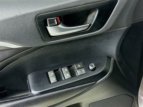 Used 2019 Toyota Highlander SE image 19