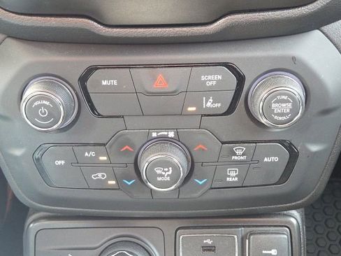 Used 2021 Jeep Renegade Latitude w/ Convenience Group AWD/4WD image 29