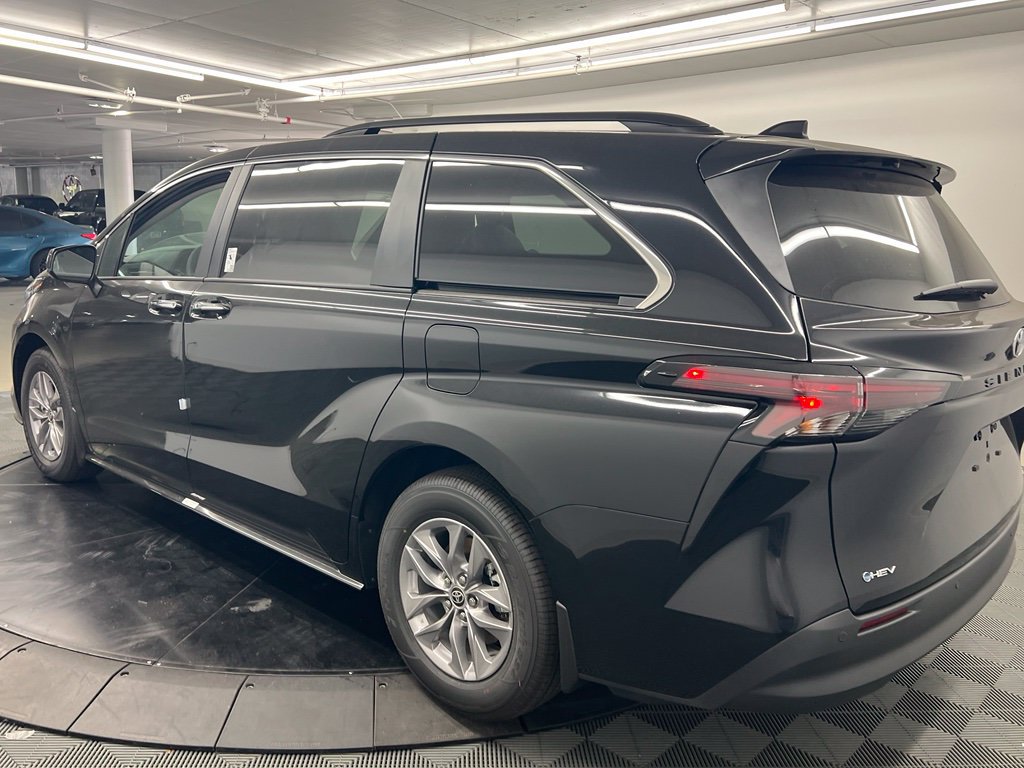 Used 2026 Toyota Sienna XLE FWD image 4