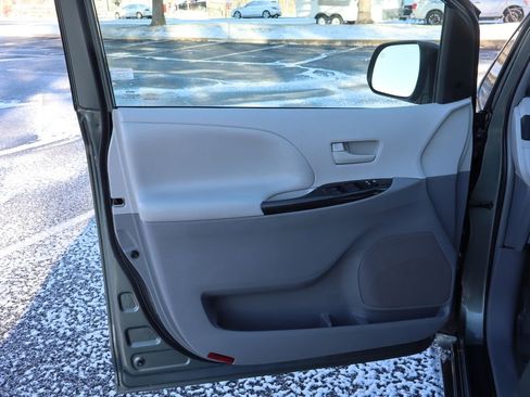 Used 2014 Toyota Sienna LE image 25