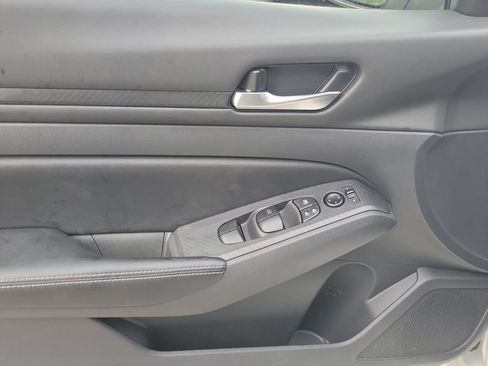 Used 2025 Nissan Altima 2.5 SV FWD image 17