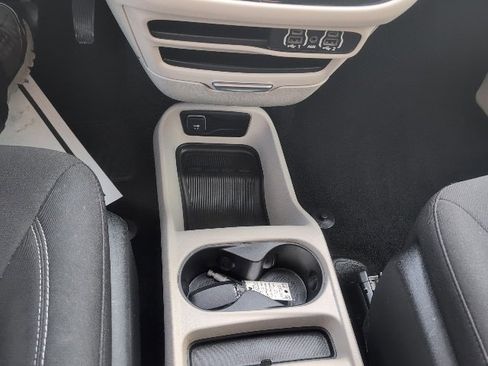 Used 2021 Chrysler Voyager L image 26