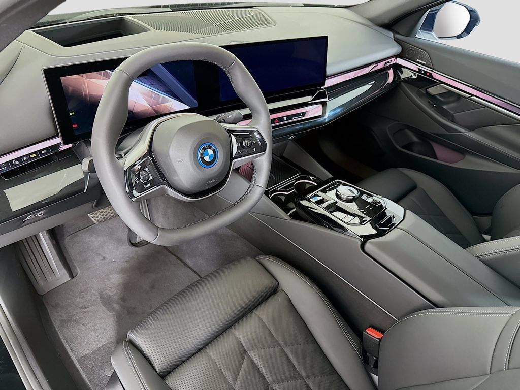 Used 2025 BMW i5 eDrive40i w/ Premium Package RWD image 9