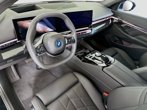 Used 2025 BMW i5 eDrive40i w/ Premium Package RWD image 9