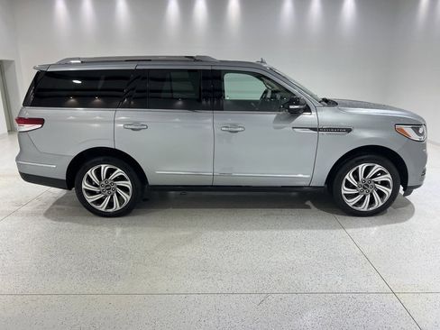 Used 2023 Lincoln Navigator Reserve image 5