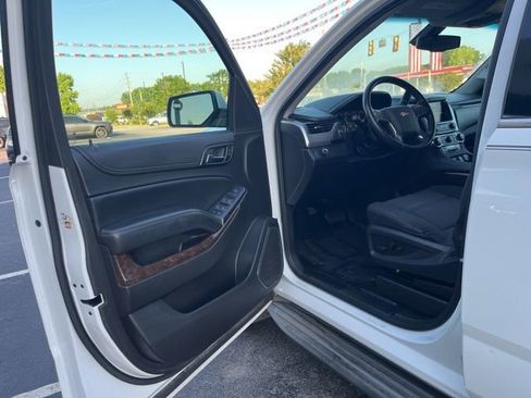 Used 2016 Chevrolet Suburban LS RWD image 4