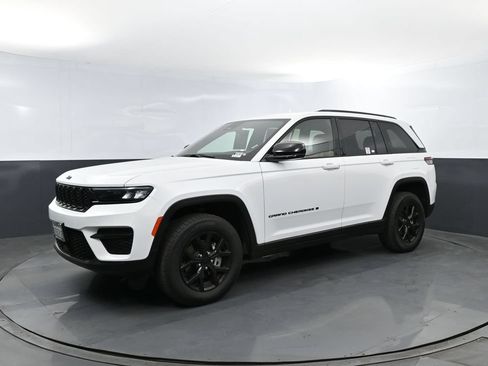Used 2025 Jeep Grand Cherokee Altitude AWD/4WD image 1