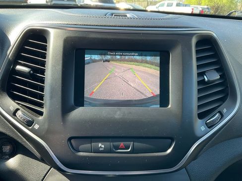 Used 2019 Jeep Cherokee Latitude Plus w/ Comfort/Convenience Group AWD/4WD image 14