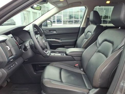 Used 2025 Nissan Pathfinder SL AWD/4WD image 25