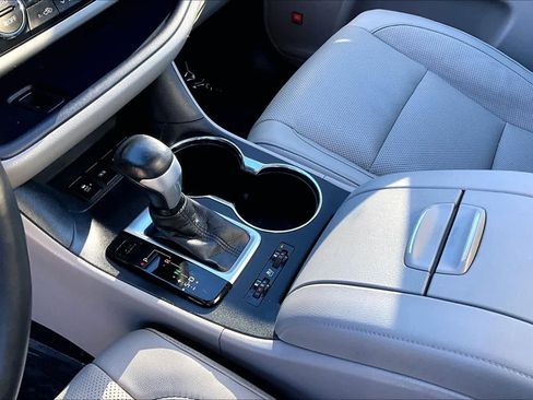 Used 2015 Toyota Highlander Limited Platinum image 16