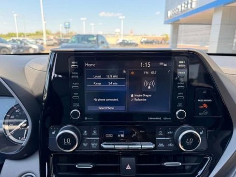 Used 2021 Toyota Highlander XLE AWD/4WD image 18