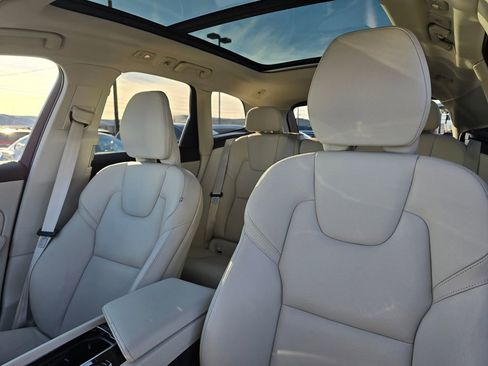 Used 2022 Volvo XC60 B5 Momentum image 25
