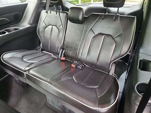 Used 2023 Chrysler Pacifica Limited w/ S Appearance Package FWD image 35