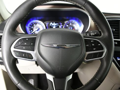 Used 2022 Chrysler Voyager LX image 19