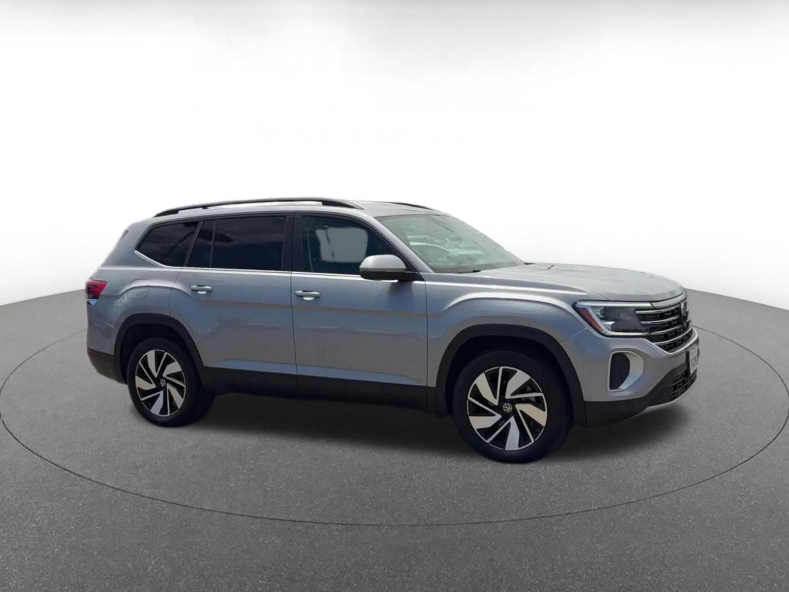 Used 2026 Volkswagen Atlas SE FWD image 2