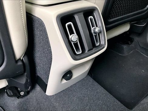 Certified 2023 Volvo XC40 B5 Plus AWD/4WD image 32