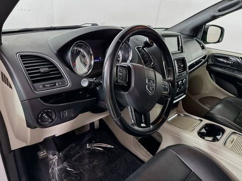 Used 2019 Dodge Grand Caravan SXT image 14