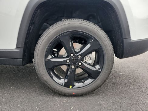 New 2025 Jeep Grand Cherokee Altitude image 9