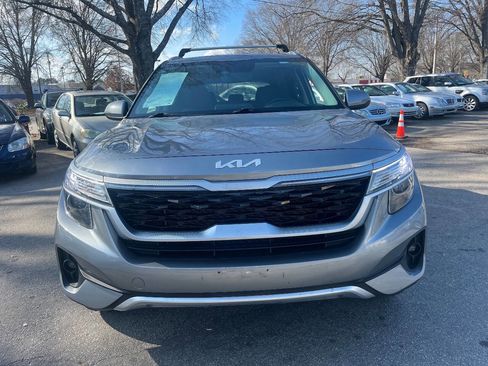 Used 2022 Kia Seltos EX image 2