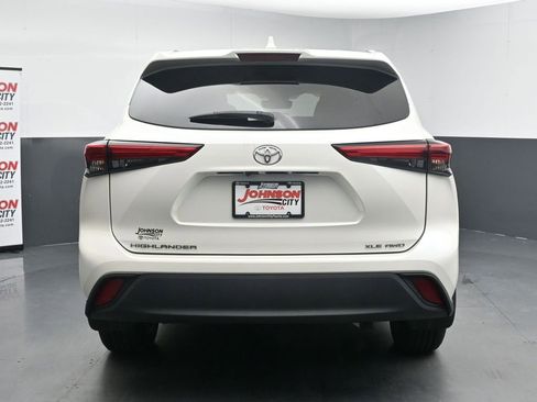 Used 2021 Toyota Highlander XLE AWD/4WD image 8