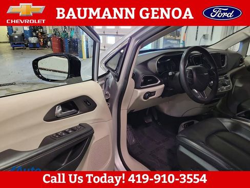 Used 2024 Chrysler Pacifica Touring-L FWD image 5