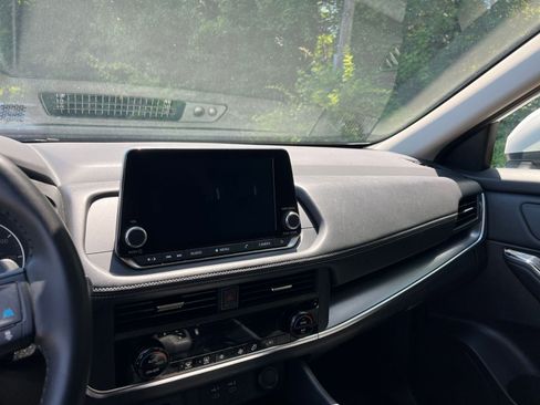 Used 2025 Nissan Rogue SV FWD image 17
