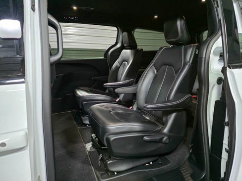 Used 2024 Chrysler Pacifica Limited FWD image 18
