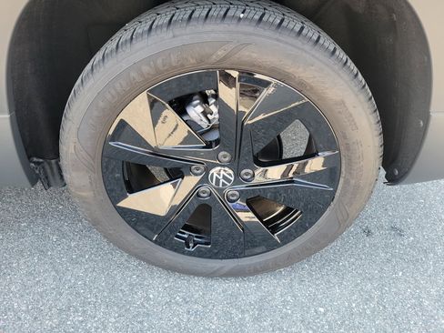 Certified 2025 Volkswagen Taos SE w/ Black Wheel Package image 26
