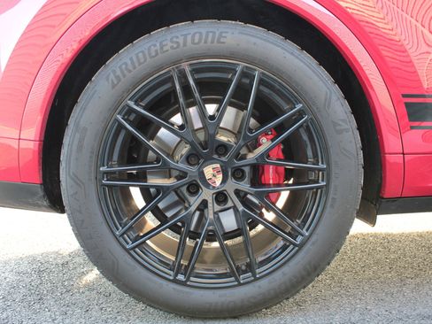 Certified 2025 Porsche Cayenne S image 31